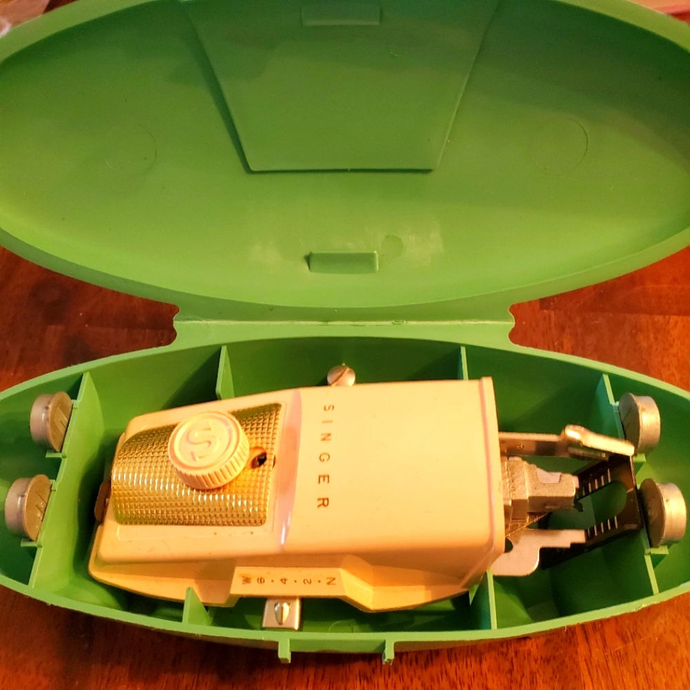 Singer Buttonholer Button Holer W642N Vintage Attachment Case MCM